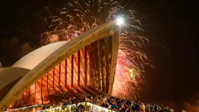 Sydney Opera House ve Sydney Harbour Bridge'de gökyüzüne yansıtılan oval şekilli ışıklarla Avustralya manzarası gözler önüne serildi.