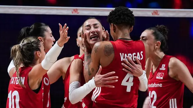 Türkiye A Milli Kadın Voleybol takımı oyuncuları birbirlerine sarılmış halde şampiyonluğu kutluyor 