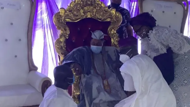 Àwọn àlejò ń kí Aláàfin