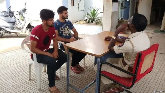 पोलिसांपुढे जबाब नोंदवताना काश्मिरी विद्यार्थी