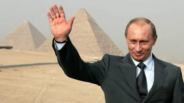 Mr Putin waving his hand next to the pyramids in Egypt