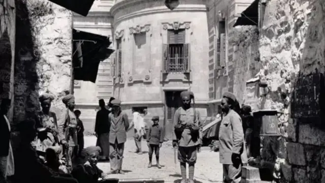 जेरुसलेममधील ज्यू क्वार्टरच्या बाहेर तैनात केलेले भारतीय वंशाचे सैनिक.