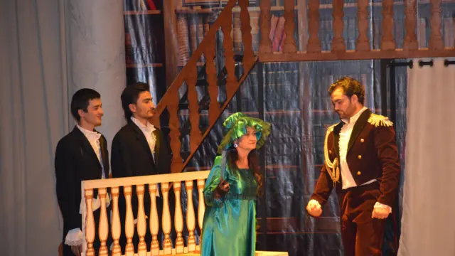 افسر که با تاتیانا ازدواج کرده است