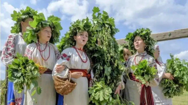 дівчата на Зелену неділю 436