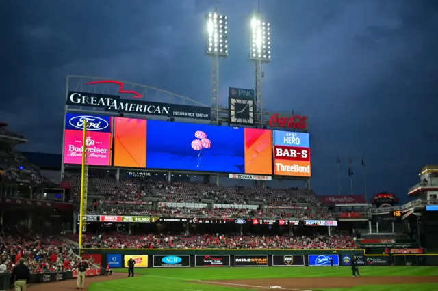 Una pantalla gigante en el estadio de béisbol de Cincinnati, Ohio, proyecta el amerizaje de la cápsula Orión