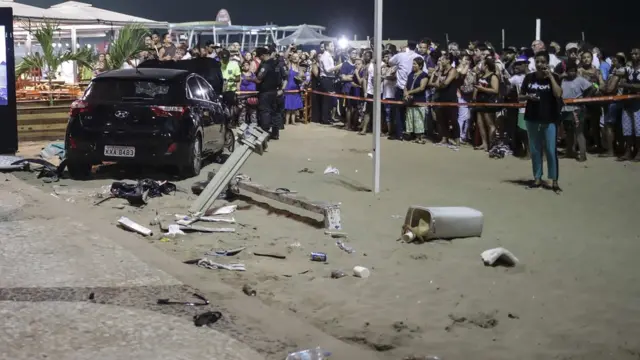 Pessoas observam carro que atropelou mais de 15 pessoas em Copacabana