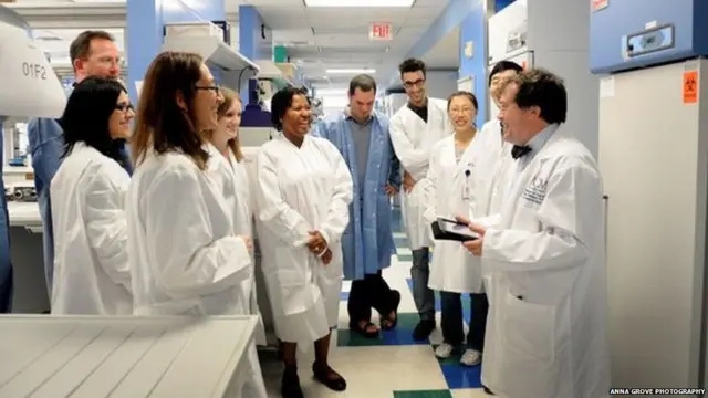 ਨੈਸ਼ਨਲ ਸਕੂਲ ਆਫ਼ ਟਰੌਪੀਕਲ ਮੈਡੀਸਨਜ਼ ਵਿੱਚ ਸਾਇੰਸਦਾਨਾਂ ਦੀ ਇੱਕ ਟੀਮ