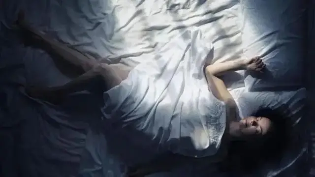 Dayaxu waxa uu siyaaba kala duwan u saameeyaa dhulka, waxaana ugu horreeya waa cadadka iftiinka uu sii daayo, kaas oo isbedela bisha oo dhan. Waxa uu noqdaa mid buuxa 29.5tii maalmood ee kasta, iyo dayax cusub ayaa soo baxaya 14.8 maalmood ka dib marka uu dayaxu si buuxda u muuqdo.