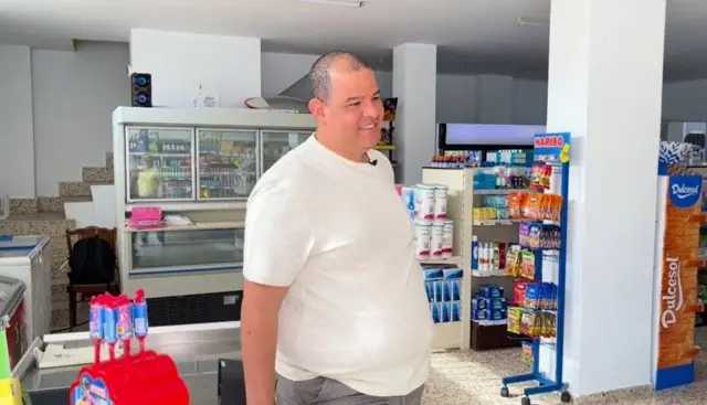 Carlos Escalona en su supermercado. 