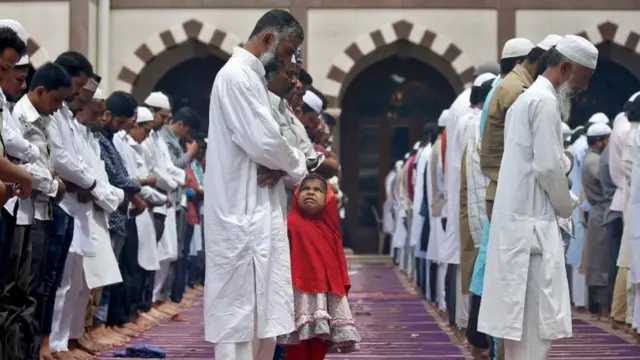 नमाज़ पढ़ने के लिए आए लोग
