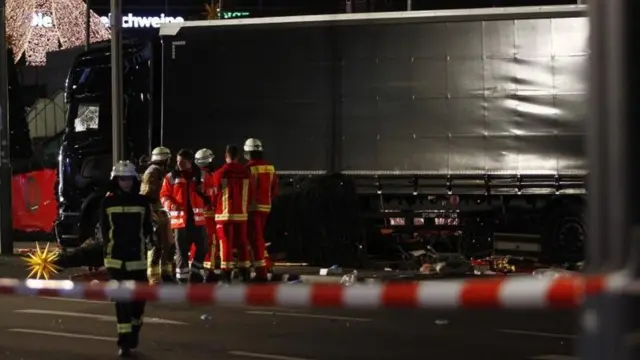 Camión arrolla puestos navideños en Berlín.
