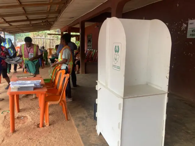 Ndị ọrụ Inec na-ahazị ebe aga-eme ntuliaka n'Anambra 8.21am