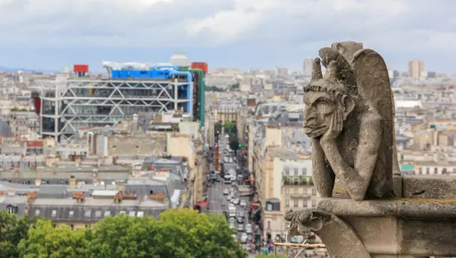 Centro Pompidou en el fondo, con una gárgola descontenta en primer plano 