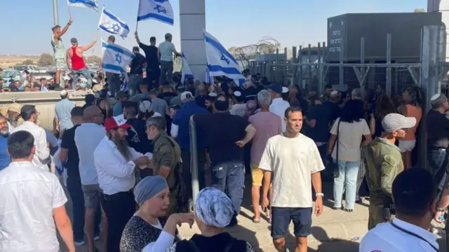 معترضان  راست‌گرای افراطی پس از آنکه از سربازان ذخیره درباره ویدئو بازجویی شد، به پایگاه سدی تیمان یورش بردند