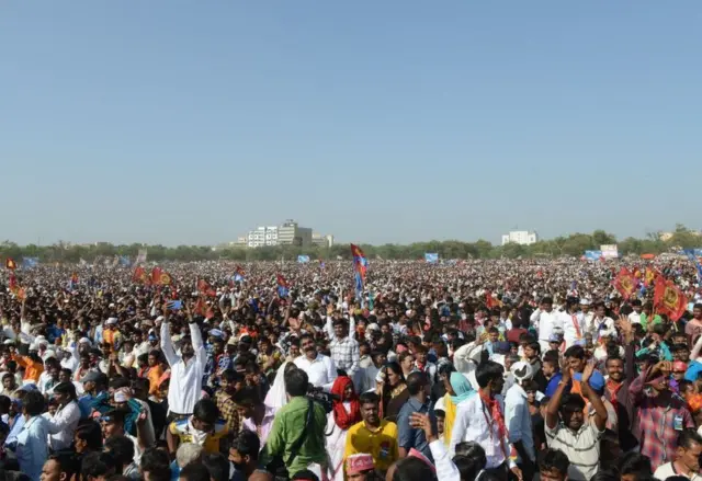 લોકોની ભરચક ભીડ