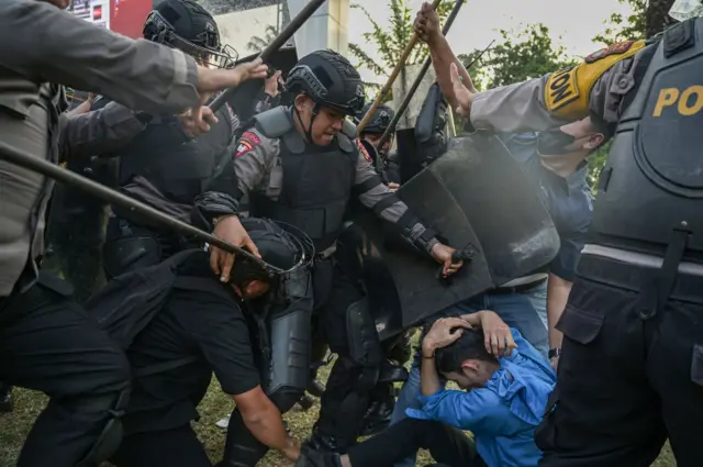 Sejumlah aparat memukul seorang pengunjuk rasa yang masuk ke dalam kompleks Parlemen, Senayan, Jakarta, 22 Agustus 2024.