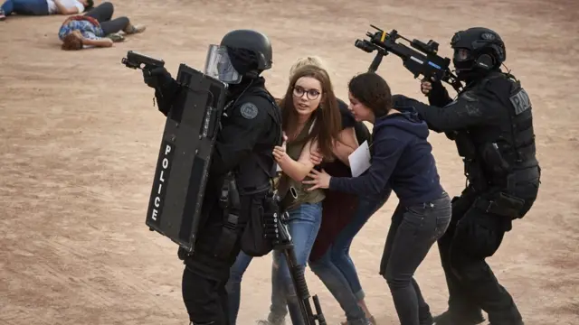 هغوی چې یواځې دي تر هغو ډېر غبرګون ښيي، چې له بل چا سره را غلي دي.