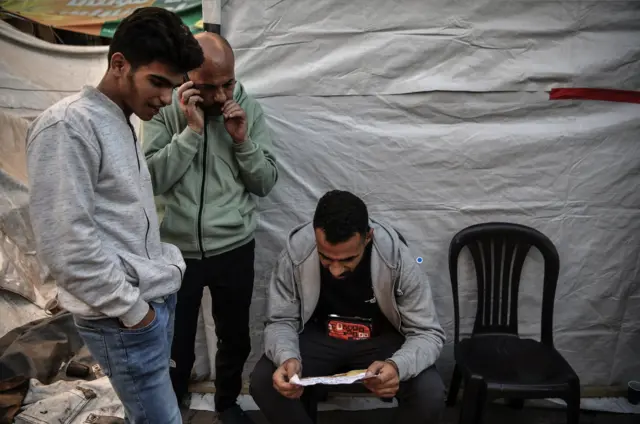 Han Yunus'taki Filistlinliler, İsrail birliklerinin attığı uyarı broşürlerini okuyor