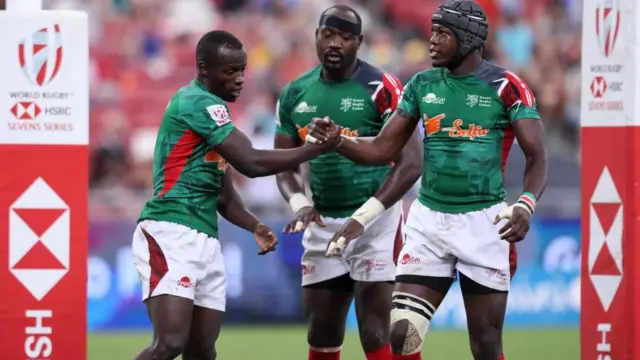 Les joueurs du Kenya se félicitent après un bon coup d'essai.