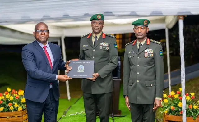 Jenerali Jean Bosco Kazura (hagati) hamwe n'umugaba mukuru w'ingabo z'u Rwanda Jenerali Mubarakh Muganga (iburyo) na Minisitiri w'ingabo Juvénal Marizamunda