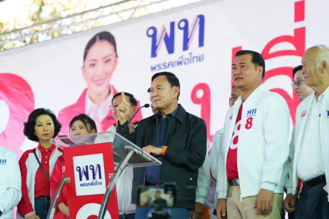 ในระหว่างหาเสียงที่ จ.นครพนม ทักษิณ ปราศรัยตอนหนึ่งว่า แพทองธารได้เชื้อของเขา มีวิธีคิด วิธีพูด และวิธีการทำงานเหมือนกันมาก และย้ำว่า “นายกฯ ตัวจริงคือแพทองธาร ที่มีเงาอยู่ข้างหลังคือเงาแก่ ๆ อยู่คนหนึ่ง”