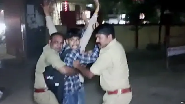 अभियुक्त को पकड़े हुए पुलिसकर्मी