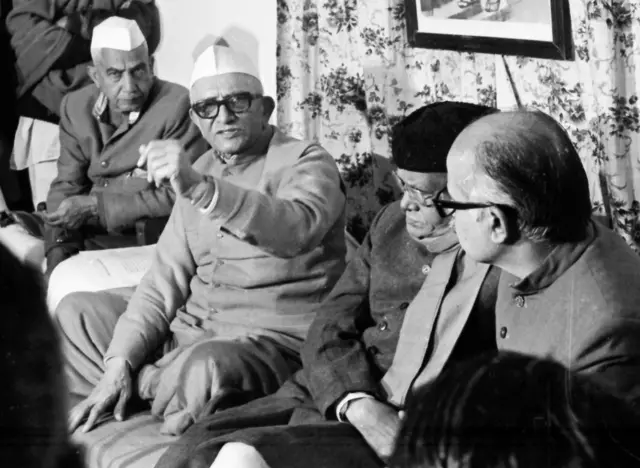 जनता पार्टीच्या बैठकीत मोरारजी देसाई