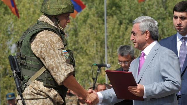 Серж Саргсян пожимает руку российскому военному