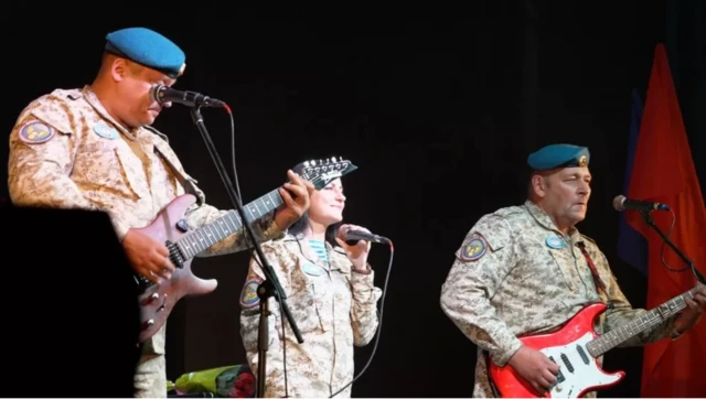 konser veren askerler 