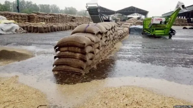 मंडी में जगह-जगह बारिश का पानी