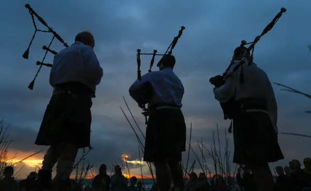 أشخاص يحتفلون بالعام الجديد