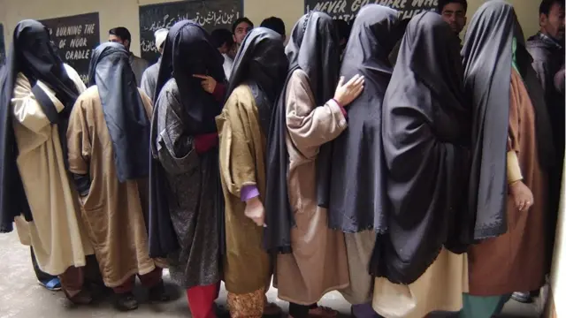 वोट देने क़तार में मुस्लिम महिलाएं