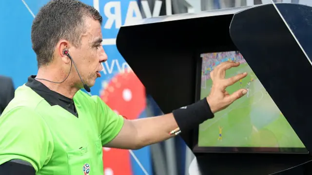 Wani alkalin wasa Joel Aguilar yana sake kallon wani bangare na wasan da yake alkalanci a talabijin gabanin ya ba da bugun fenariti ga kasar Sweden a wasansu da Koriya ta Kudu