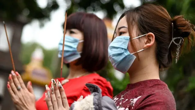 Người dân đi lễ chùa ngày mồng Một Tết Tân Sửu