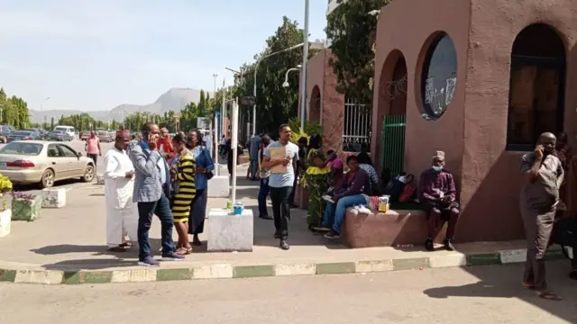 Aworan awọn oṣiṣẹ ijọba ti wọn ti mọ ita ọfisi wọn