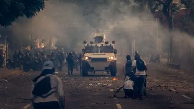 Jóvenes enfrentan a policías