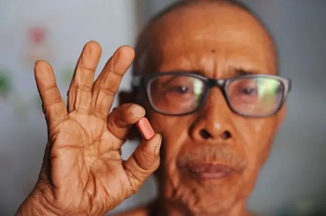 Slamet (68) penderita TBC, terlihat di rumahnya usai pemeriksaan kesehatan di Klinik Persatuan Indonesia Melawan Tuberkulosis (PPTI)