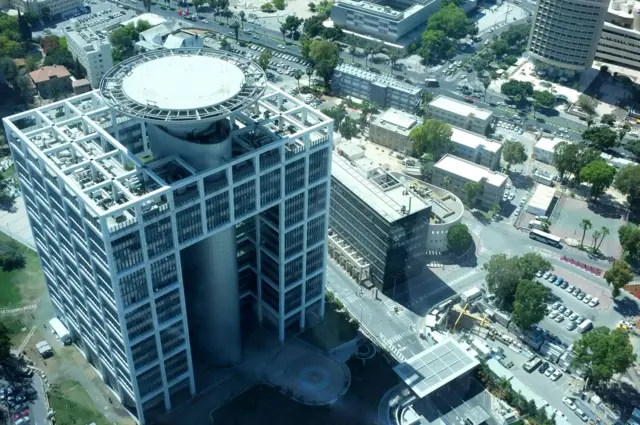 تل أبيب، إسرائيل، 24 مايو 2017: منظر مدينة تل أبيب ويظهر مبنى وزارة الدفاع متوجاً بمهبط طائرات هليكوبتر