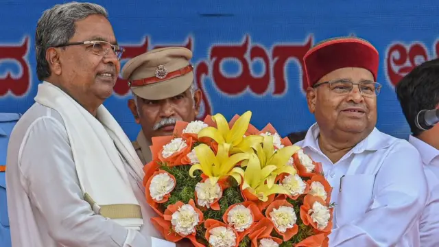 कर्नाटकचे मुख्यमंत्री सिद्धरामय्या आणि कर्नाटकचे राज्यपाल थावरचंद गेहलोत