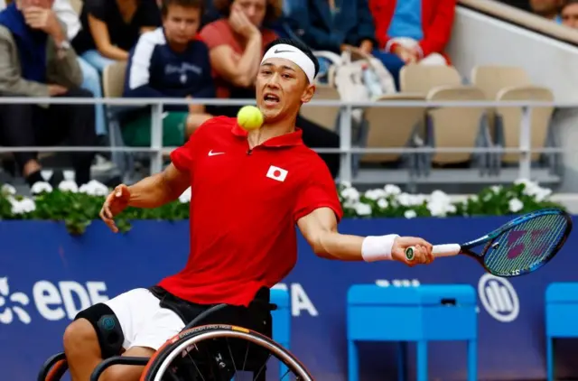 強力なフォアハンドを放つ小田