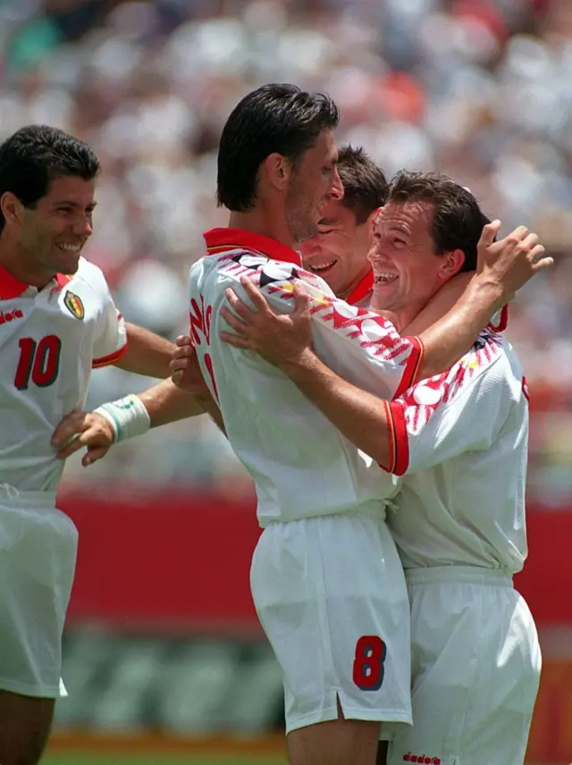 Jogadores da seleção belga com gel nos cabelos em partida em 19 de junho de 1994, em Orlando, na Flórida