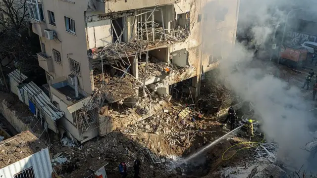 तेल अवीव में ईरानी मिसाइल से ध्वस्त हुई एक इमारत (तस्वीर: 24 मार्च) 