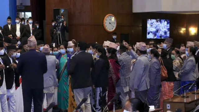 संसद् बैठकमा एमाले सांसद्हरूको नाराबाजी