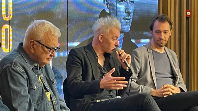 Kralj Čačka (u sredini), novinar Žikica Simić (levo) i Nenadov brat Marko Marić (desno), ujedno i producent novog albuma