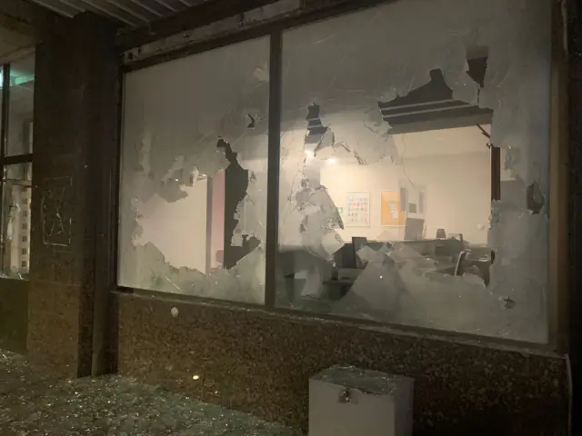 Razbijena stakla na prozorima gradske uprave u Valjevu