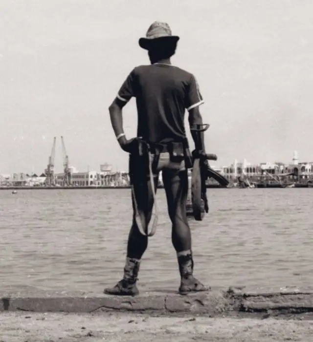 ብረት ኣብ ኢዱ ሒዙ፡ ዕጥቂ ኣብ መዓንጥኡን ጋምባላን ዝገበረ ተጋዳላይ ህዝባዊ ግንባር ኣብ ደንደስ ባሕሪ ኰይኑ ናብ ውሽጢ ባጽዕ እናጠመተ