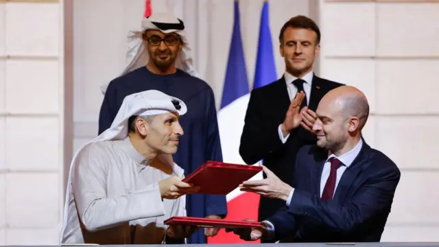 وزير الشؤون الأوروبية والخارجية الفرنسي جان-نويل بارو (يمين) يوقع اتفاقية الذكاء الاصطناعي مع الرئيس التنفيذي لشركة مبادلة للاستثمار خلدون المبارك (يسار)، ويقف وراءهما الرئيس الفرنسي إيمانويل ماكرون ونظيره الإماراتي الشيخ محمد بن زايد