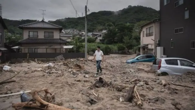 Homem caminhabetesporte nao esta funcionandoárea que sofreu com enchente