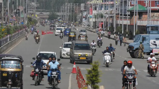 Kısıtlamaların hafifletilmesinin ardından halk Srinagar'da Pazar günü trafiğe çıktı