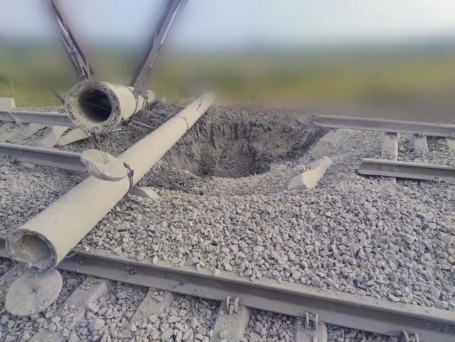 Зруйнована колія, купа залізяччя 